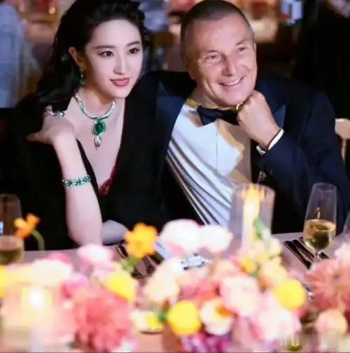 消费满1000万，顶流明星就是你的赠品。
 
再大的咖在品牌晚宴上也是资本橱窗里