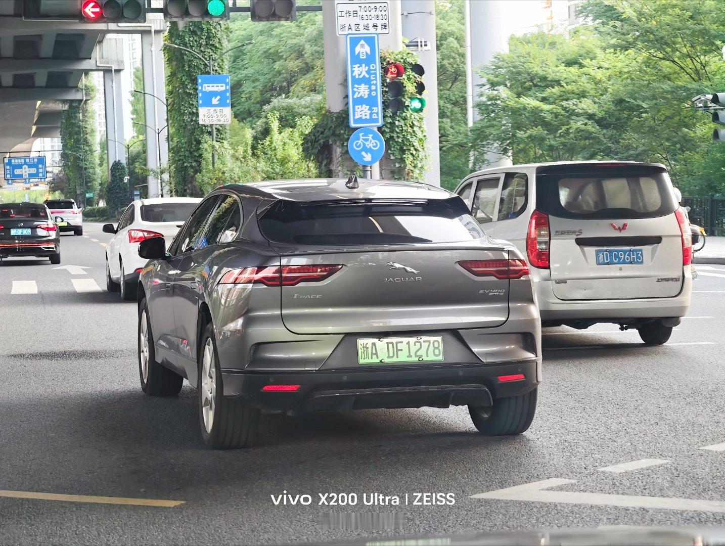 还有人记得吗，浓眉大眼的捷豹也是出过纯电的。[融化]捷豹捷豹i-pace新能源汽