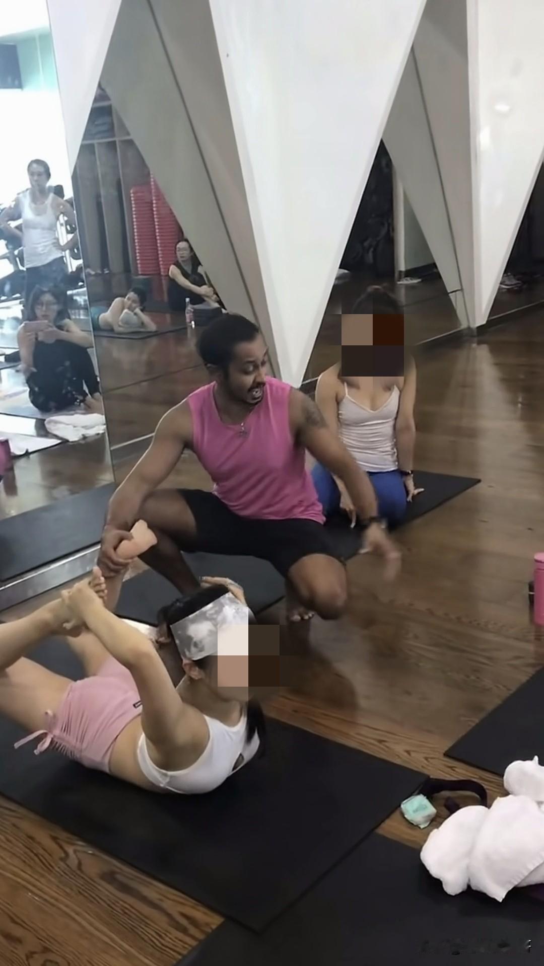 这些学员的家属都不看网上的新闻吗，那个叫沙洪的印度瑜伽教练，8年间与多名女有不正