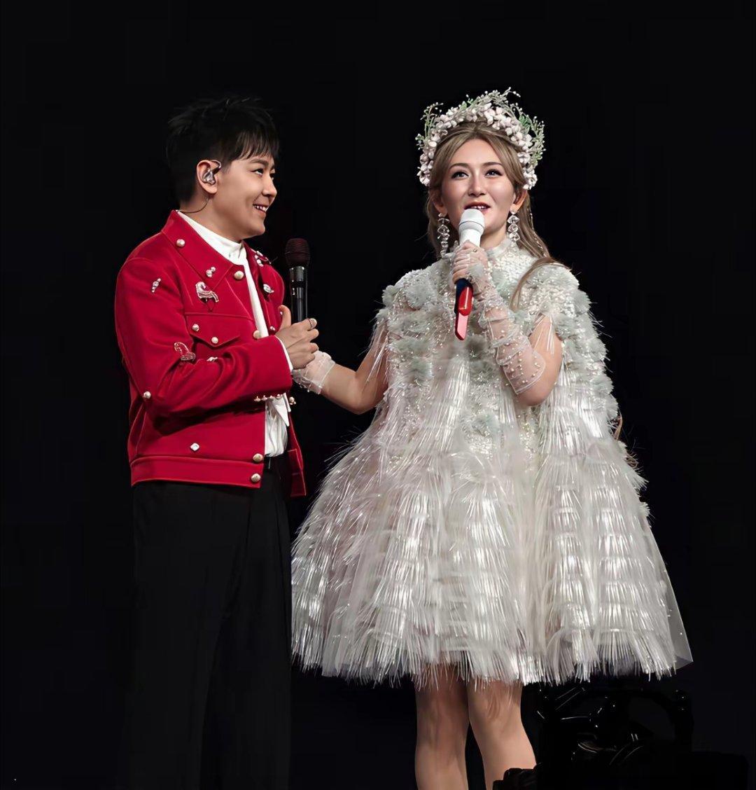 一场演唱会让全网都见识到了谢娜的人脉。张杰到场是应该的，快乐家族到场意料之中，李