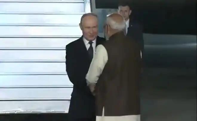 普京访印，莫迪机场热情相迎，军事合作成焦点

当地时间12月4日晚，夜幕笼罩，俄