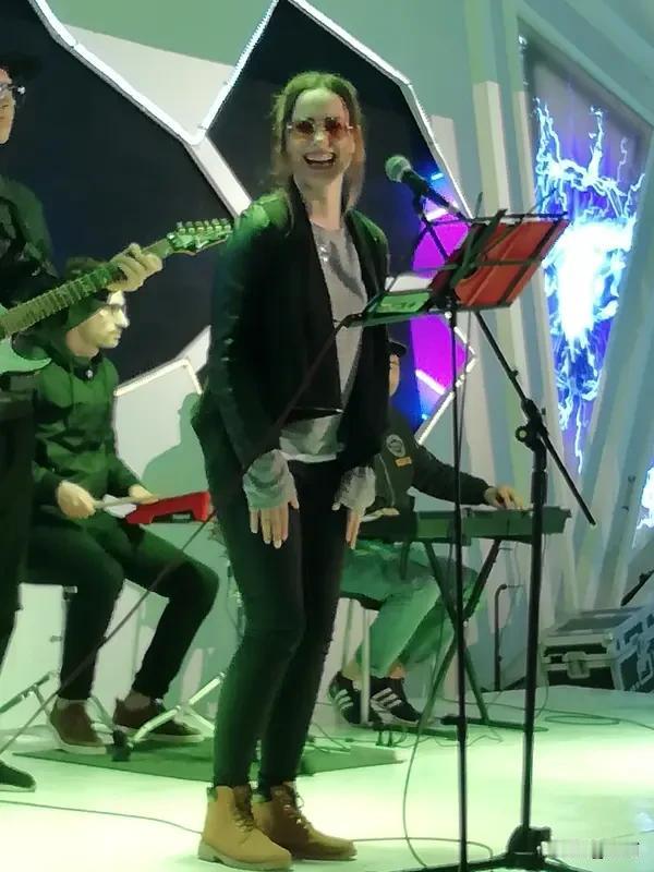 外国人唱中文歌，那可太有看头了！之前看到8位外国人唱中文歌的视频，直接惊艳全场。