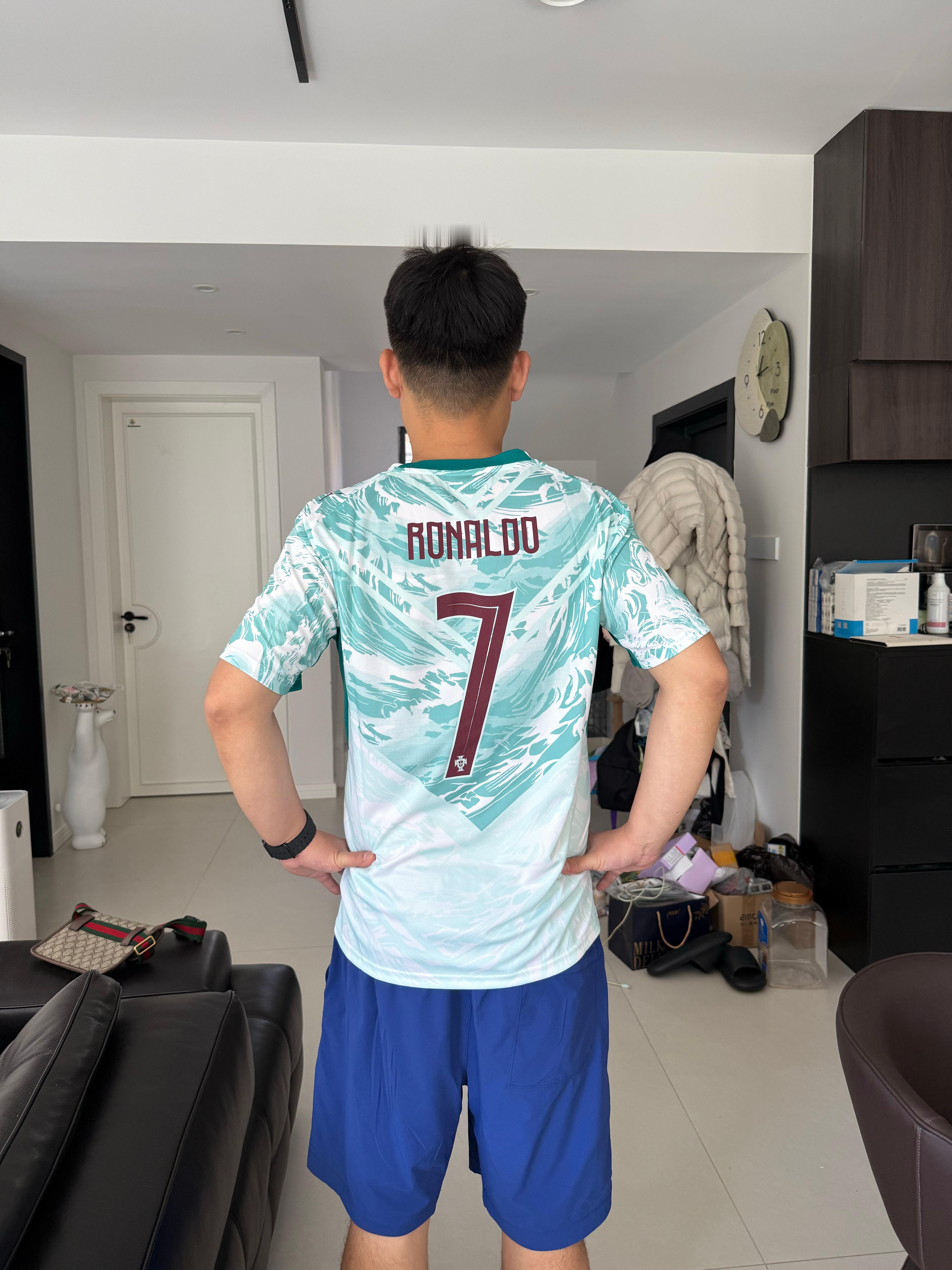 2026年世界杯冠军球队以及世界杯金靴奖球员的球衣，到了。 