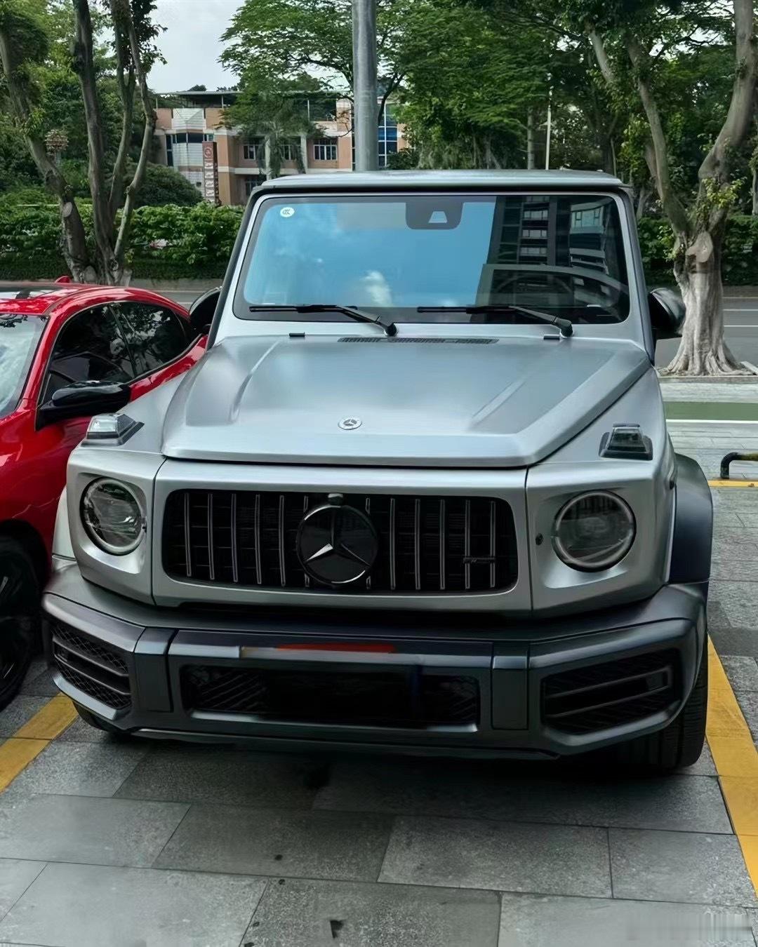 奔驰AMG G63 哑光铂金灰/黑红2023年8月上牌，9300公里一手，带车衣