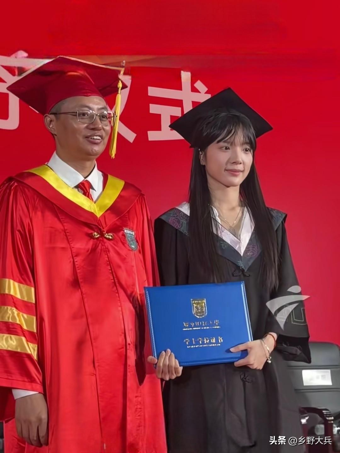 李思潼广财毕业：从预定银行职员到娱乐圈票房女明星
 
这张照片正是2026年6月