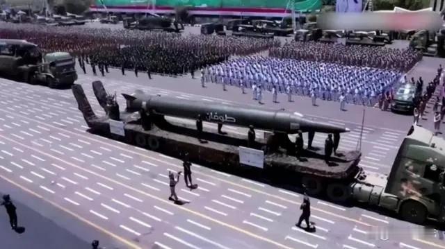 胡塞武装组织举行盛大的阅兵仪式。在这一次的阅兵仪式中，胡塞展示了几十个型号的导弹