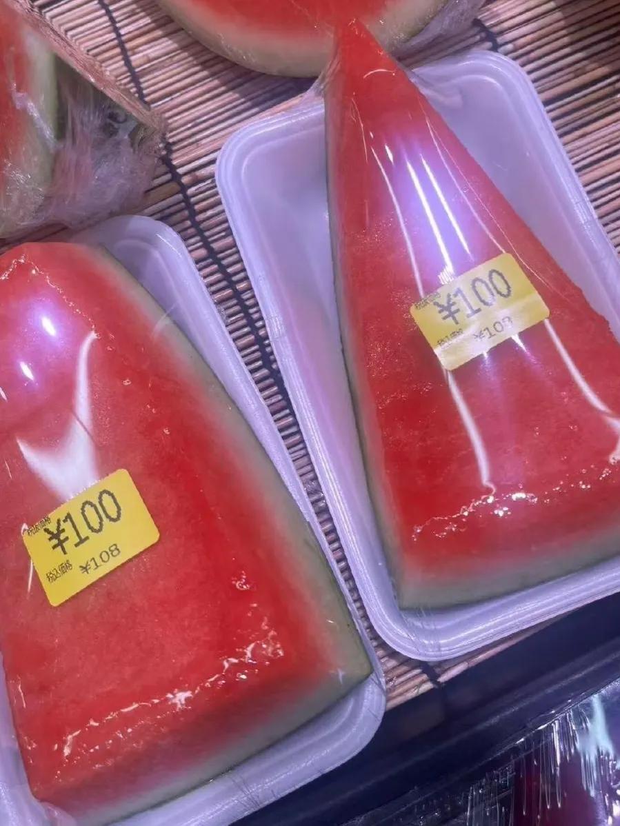 这是日本超市里售卖的西瓜皮，这么一小块售价100日元，约合5元人民币，试想一下，