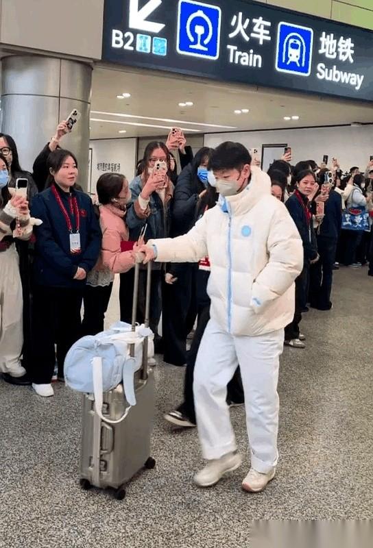 我跟你说，那俩人一出来，整个机场感觉都不一样了。
一个，浑身雪白，走起路来像个小