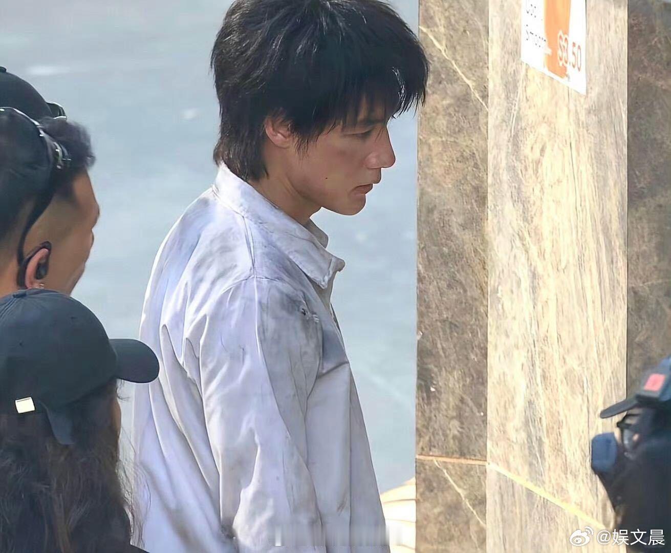 此沙 烈阳之上港风造型此沙《烈阳之上》广州拍摄路透氛围感拉满，港风复古造型格外亮