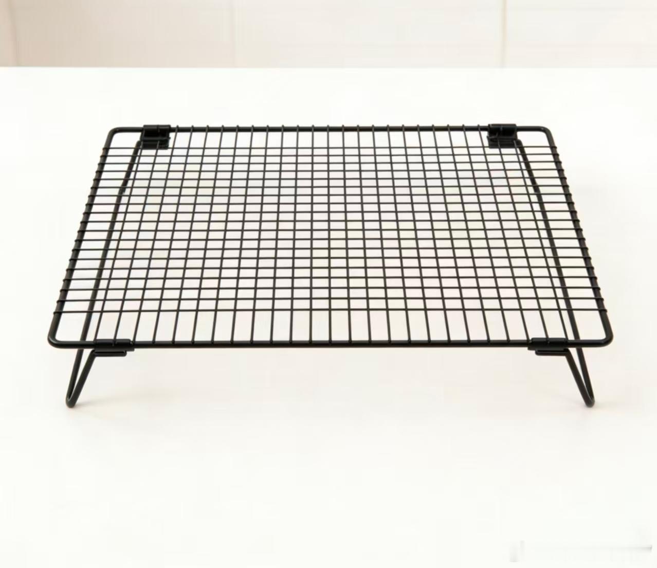 笔记本电脑散热还是烧烤架好使，虽然成本比四个瓶盖高了一点点，但是下面的空间可以放