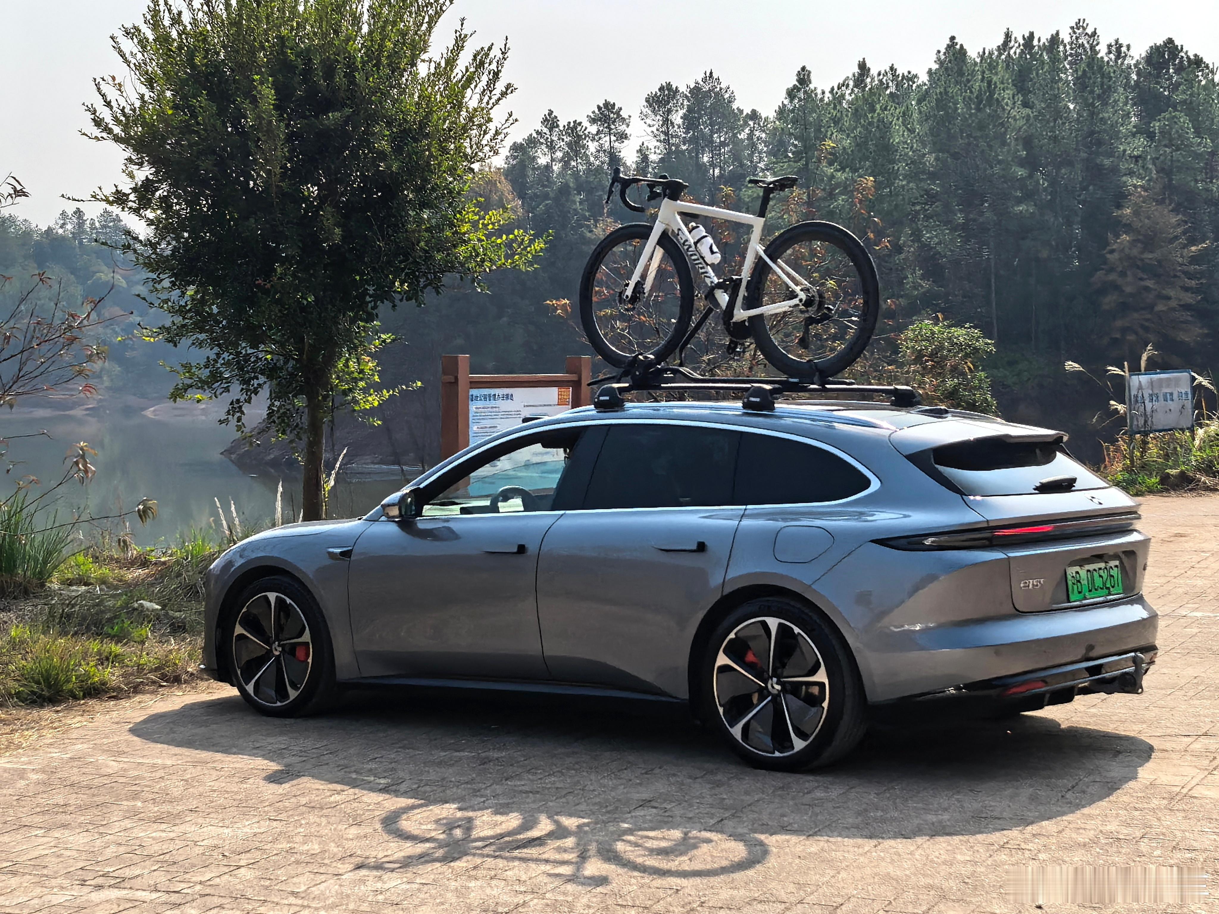 蔚来ET5T往这湖边一停，跟这山水景莫名搭得很，吹着风啃着甜橙子，巴适的很我和汽