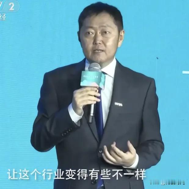 左晖从链家到贝壳，堪称地产行业的超级传奇，就像游戏里一路开着无敌外挂的大神。在众