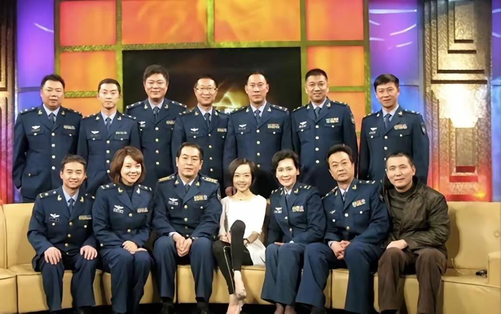 一众穿着空军制服的明星同框：

我一眼就认出了英姿飒爽的闫妮与肖雄，朗目疏眉的沙