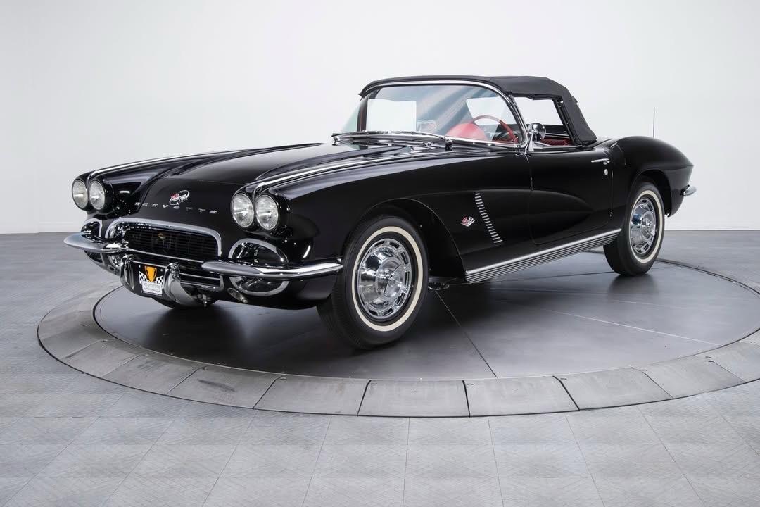 1962 年的 Chevrolet Corvette（雪佛兰-克尔维特） 是第一