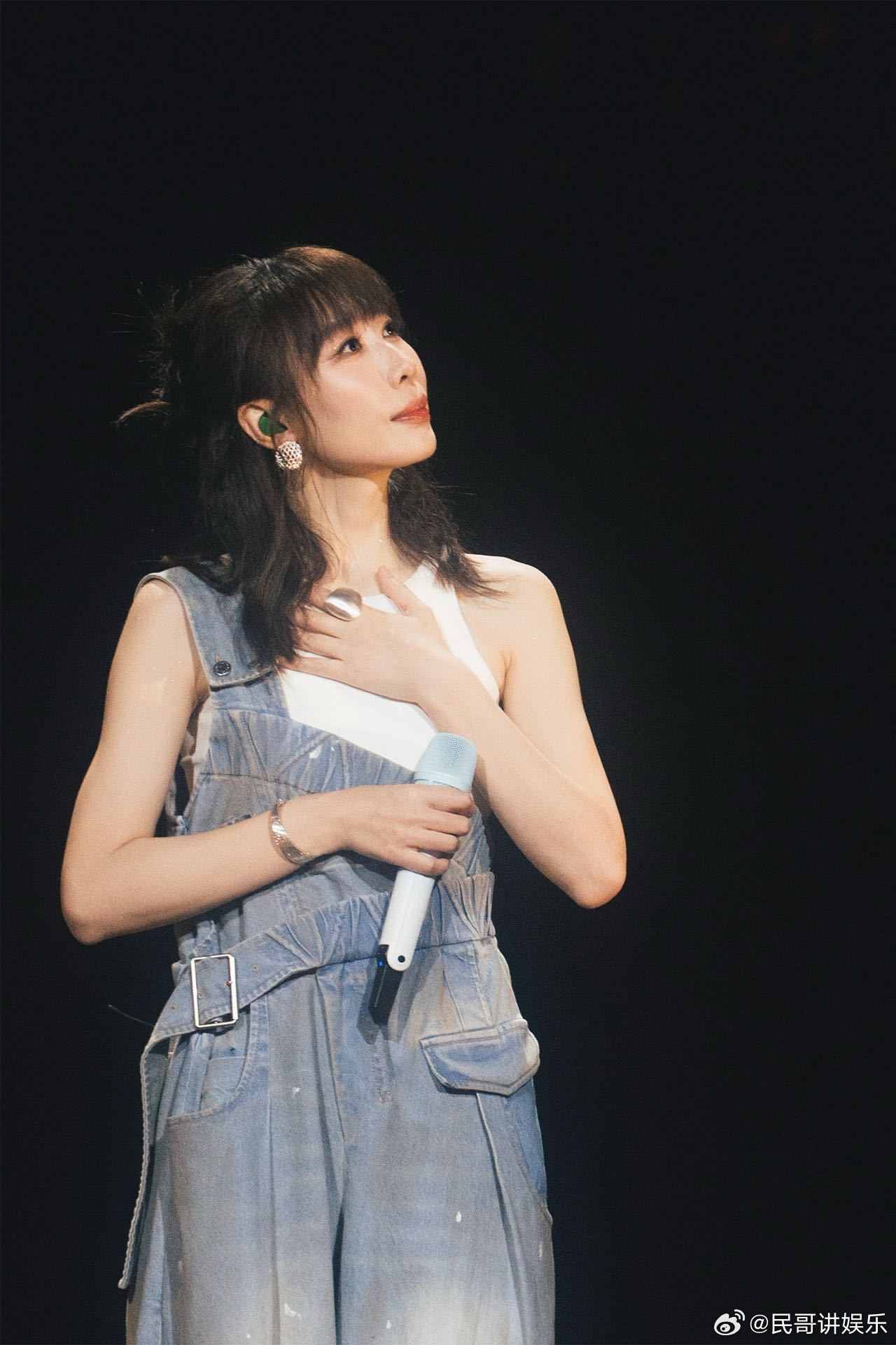 任素汐唠嗑式talking任素汐演唱会松弛感 没有空洞的鸡汤与营业人设，任素汐的