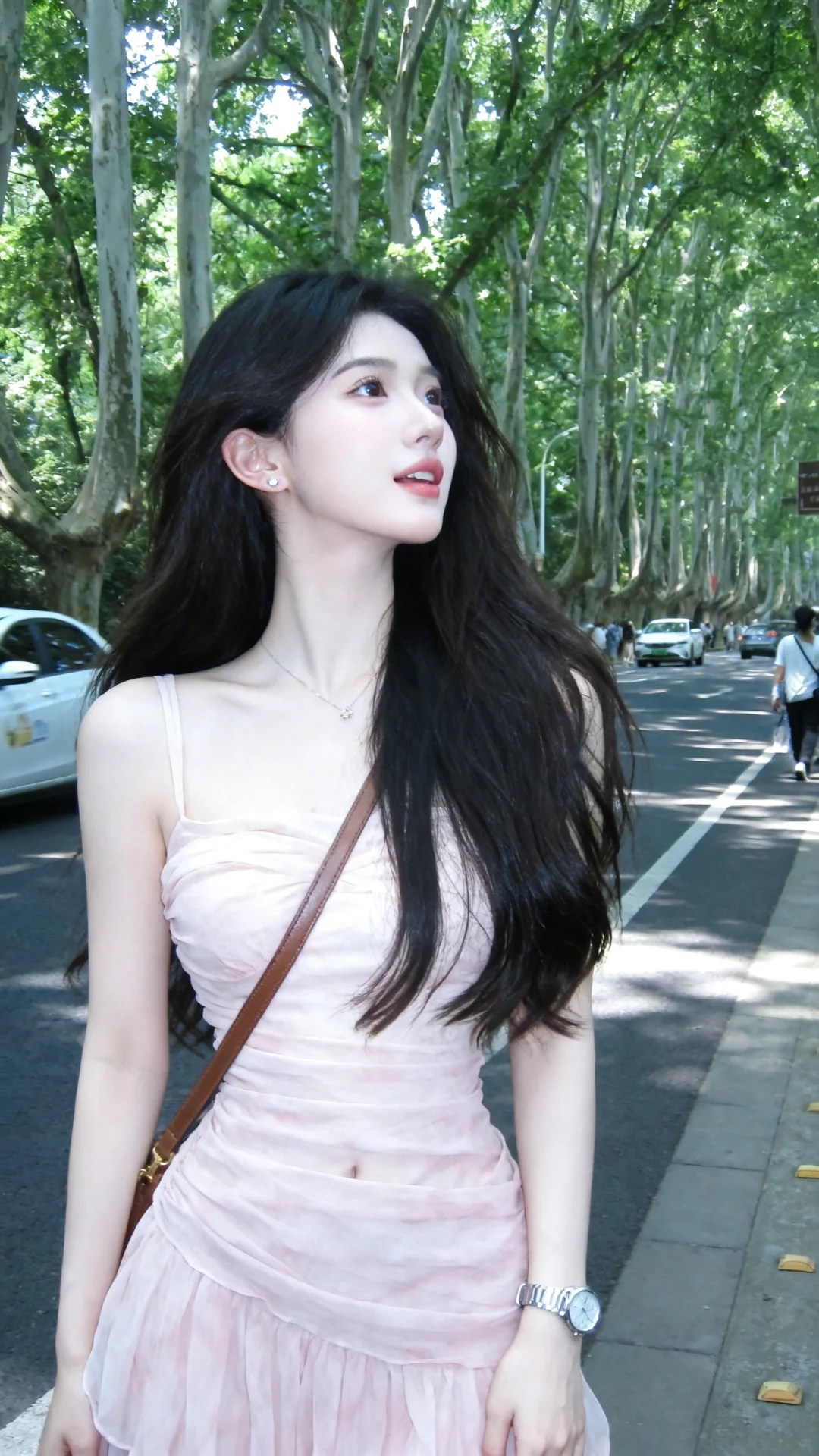 一位年轻美女，身穿浅粉色雪纺裙，s曲线身材，搭配棕色单肩包，整体造型时...