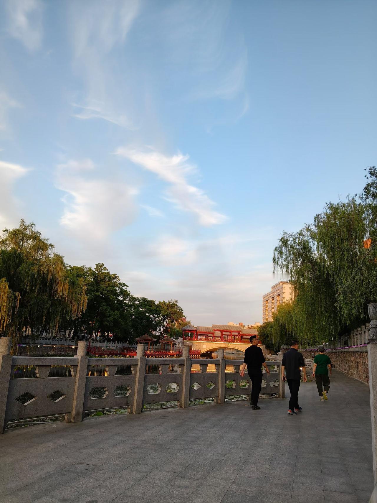 许昌的曹魏古城，有着独特魅力。黄昏时分，站在曹魏古城门前的河边栈道，看着夕阳余晖