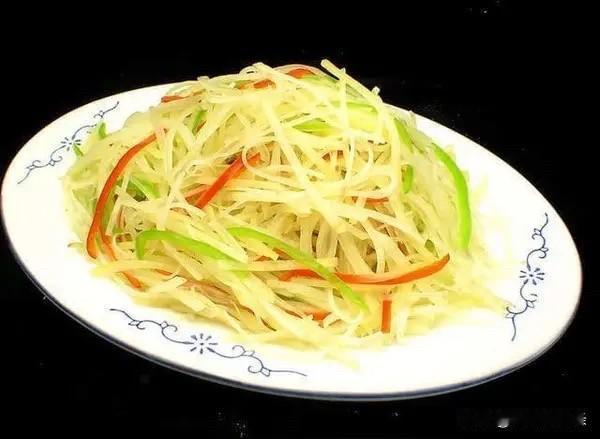酸辣土豆丝一出，妥妥证明我是北方人啊。这道菜在北方简直是家常菜的“扛把子”。就我