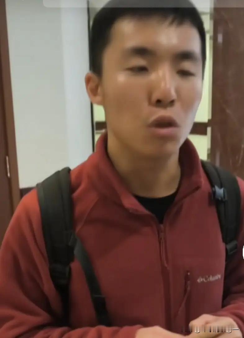 更让人难以接受的是，这名在莫大课堂身披旭日旗的陈姓留学生，出生于南京，还是历史专