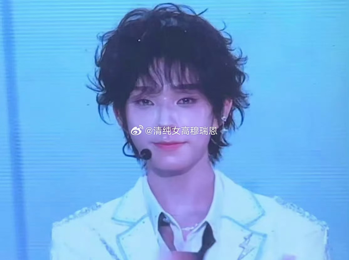 王橹杰 王橹杰 化妆师王橹杰 划水 演唱会是一面神奇的镜子 是人是妖你无处遁形 