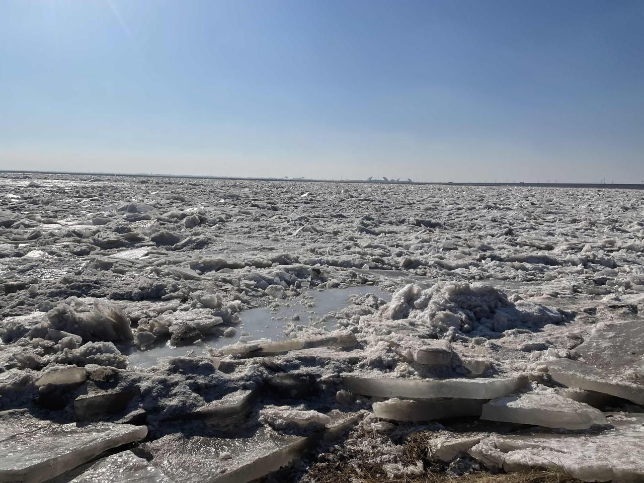 一直以为黄河结冰了像镜面一样平整、光滑，实际上让人无法言喻，太吓人了，看看图片就
