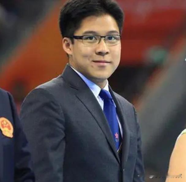 昨晚饭局，一位香港政界前辈抿了口酒突然说：“霍启刚这回成了立法会选举体育演艺界‘