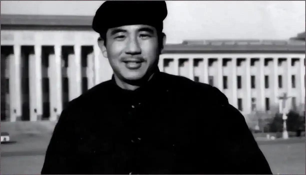 1965年王牌飞行员驾U‑2被击落，妻子苦守8年改嫁，17年后丈夫生还归来，再婚