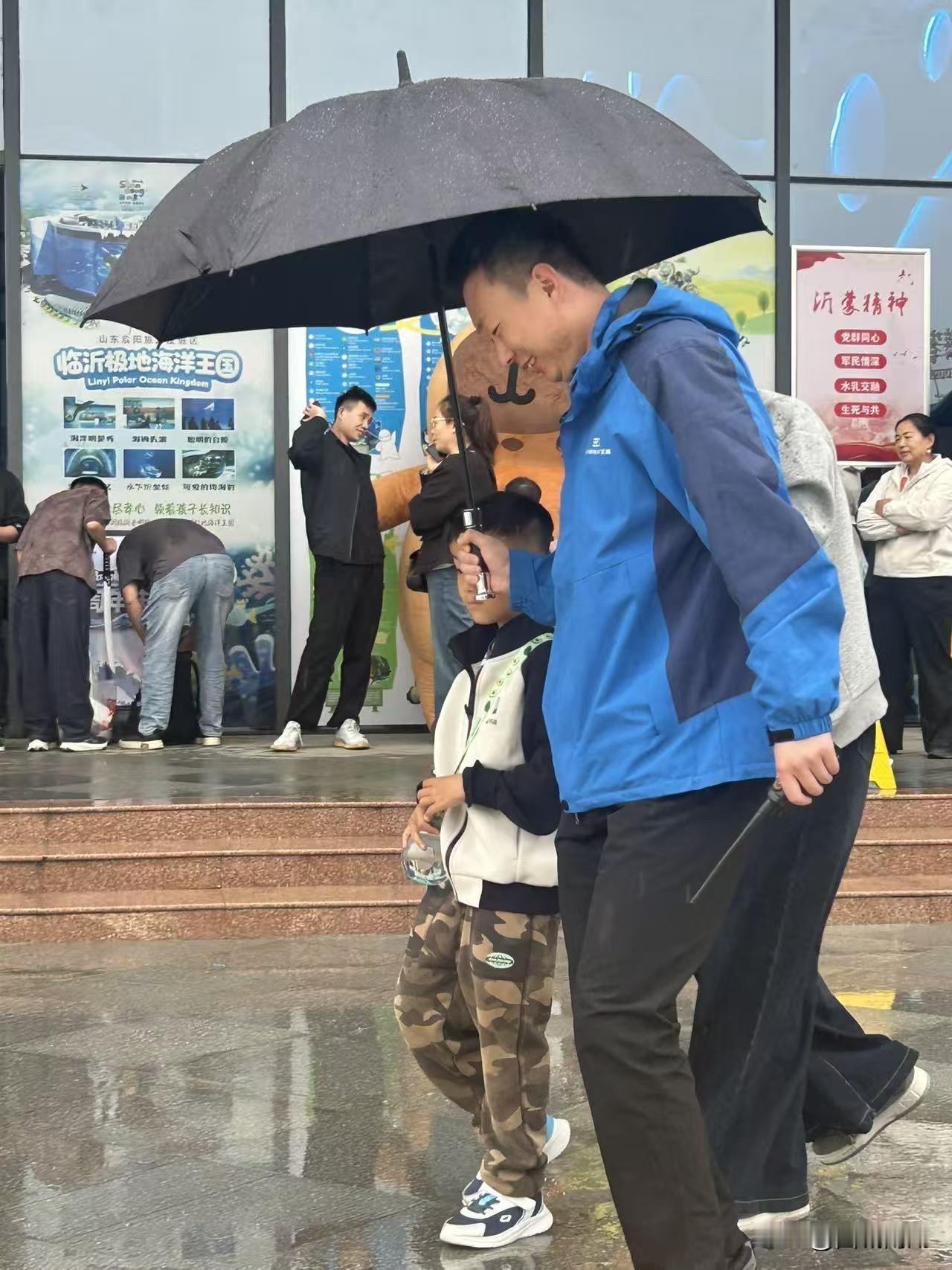 临沂启阳极地海洋王国的这场守护，比雨景更动人。
5月 2 日，游客们正沉浸在假期