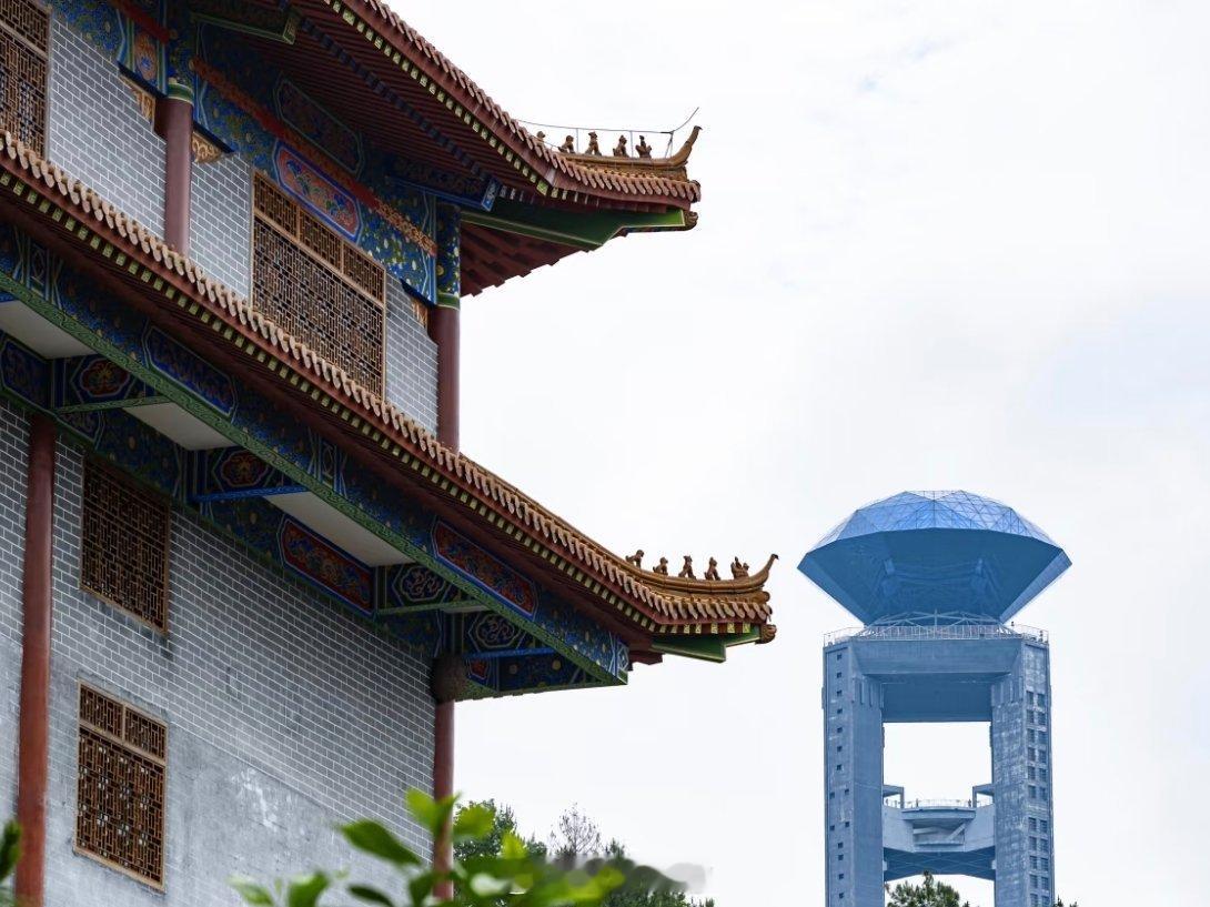 生活手记 登临梧州白云山，瞬间被其壮美所震撼。这里不仅是岭南文化的发祥地，更可俯