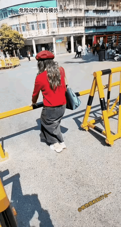 演砸了？
这样的岁数，这样发福的身体，还穿着一步裙，还要做这高难动作，本想露一手