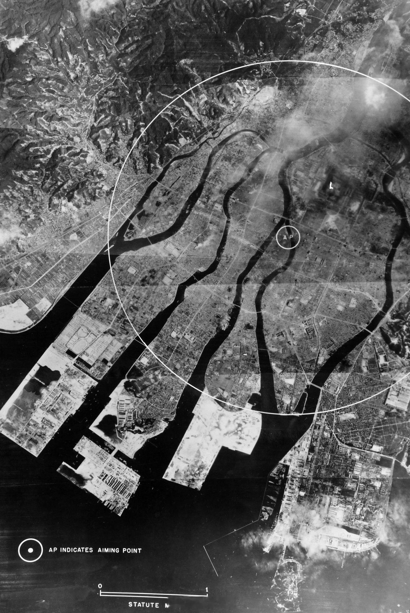 1945年8月6日08:12，B-29“埃诺拉·盖伊”号抵达攻击起点(IP) ，