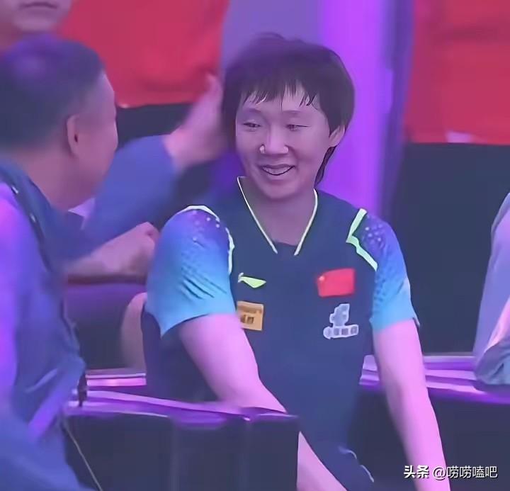 这场景许久未见。
当王曼昱击败温特挺进决赛时，赛后刘国梁欣喜地抚摸曼昱的头发。