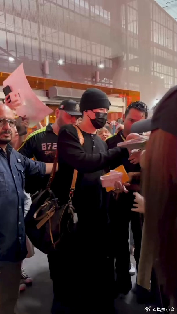 王嘉尔墨西哥到达 今日抵达墨西哥，一出机场便被热情粉丝围住，全程互动超暖心，现场