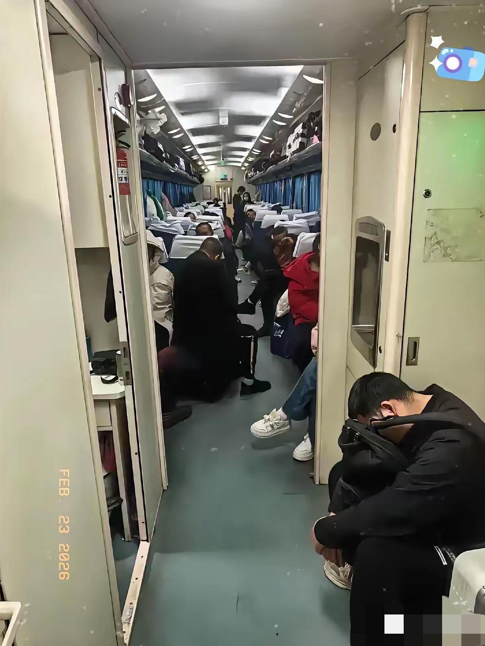 大伙有没有发现，今年春节返程的时间真的不太对劲。
往年不到初七初八，路上根本看不