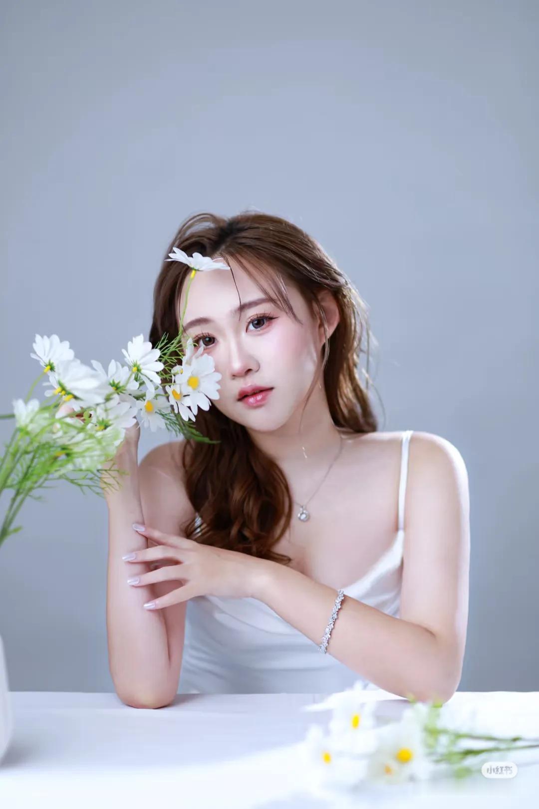 话说台湾近几年就推出了许多颜值和气质都相当不错的新晋模特，而柒柒就是其中之一。凭