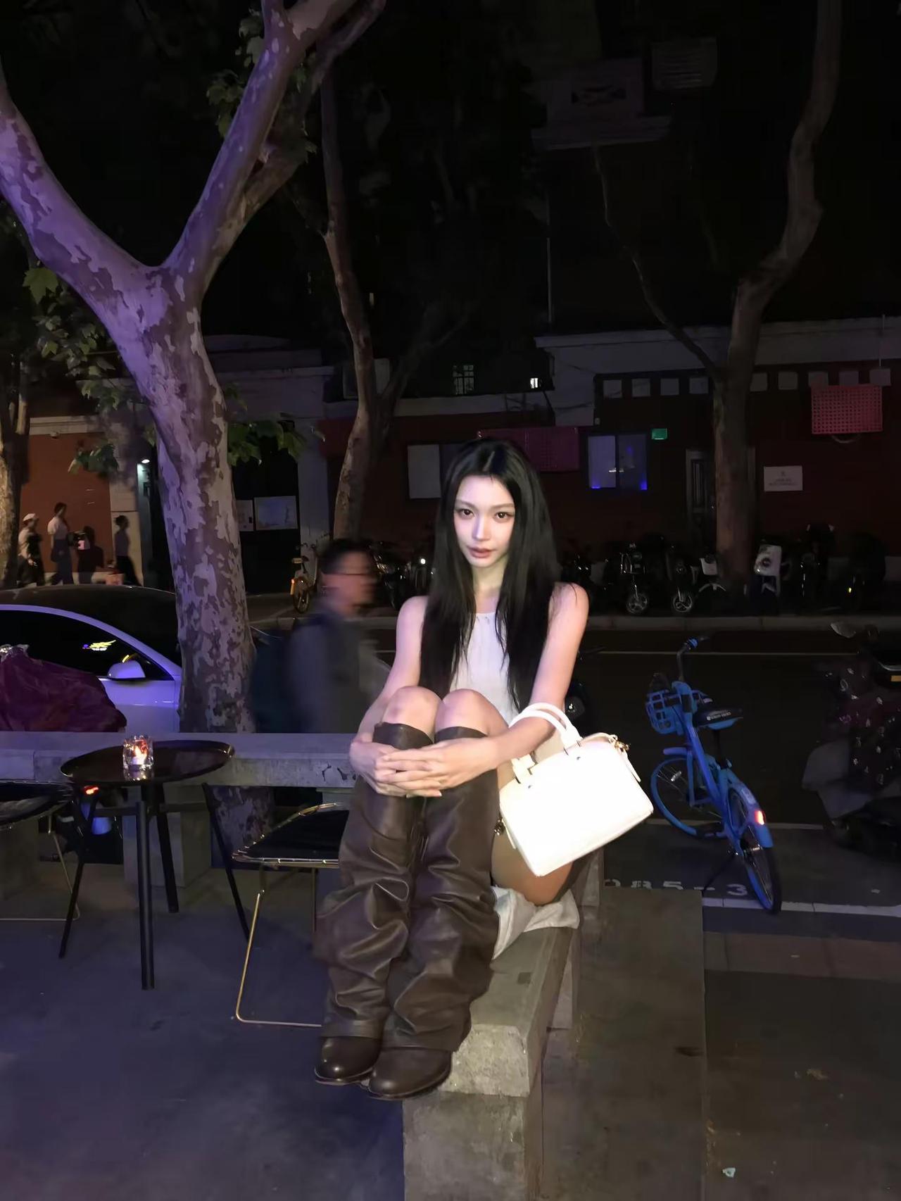 詹詹姐拍的梦玲 地下停车场ootd citygirl穿搭 穿搭没有公式