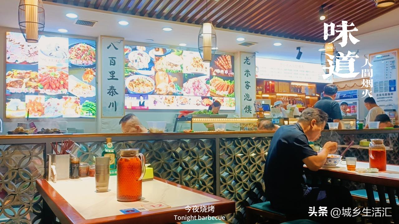 在郑州一碗优质烩面的成本接近10元，然而为了揽客，一些头部店家把烩面生生砸到7元