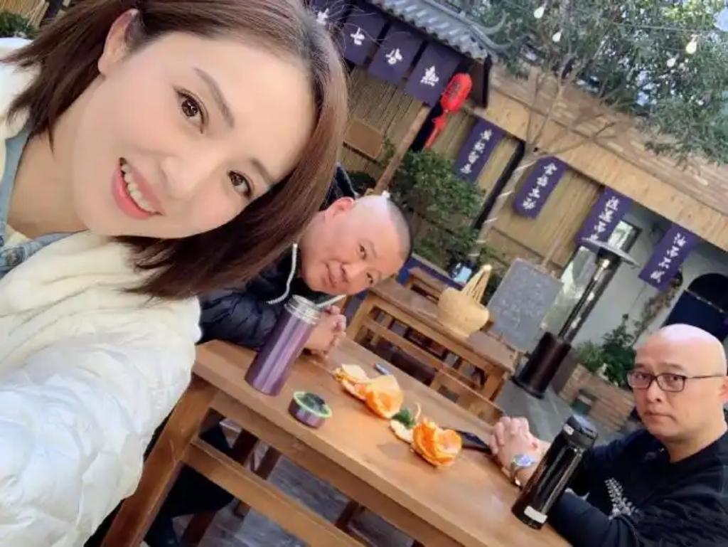 这张三人同框照，我认出了眉黛轻舒、樱唇榴齿的董璇，目光沉和、探头看向镜头的郭德纲