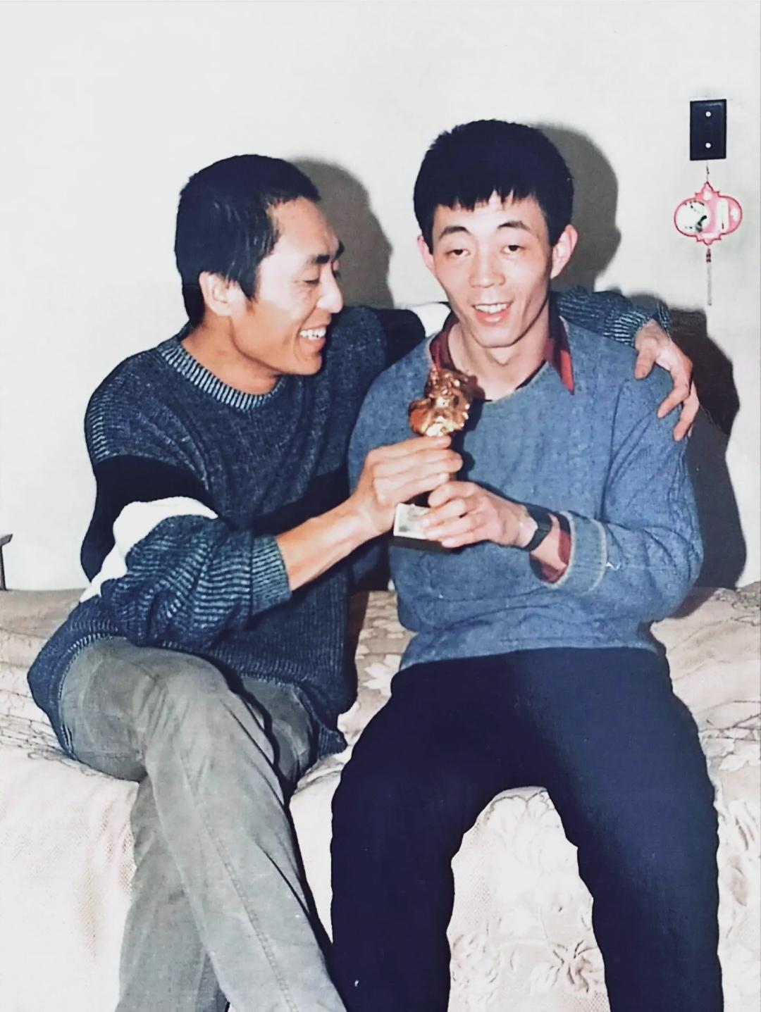 瞧着哥俩人挺面熟，是谁和谁呀？你猜猜！