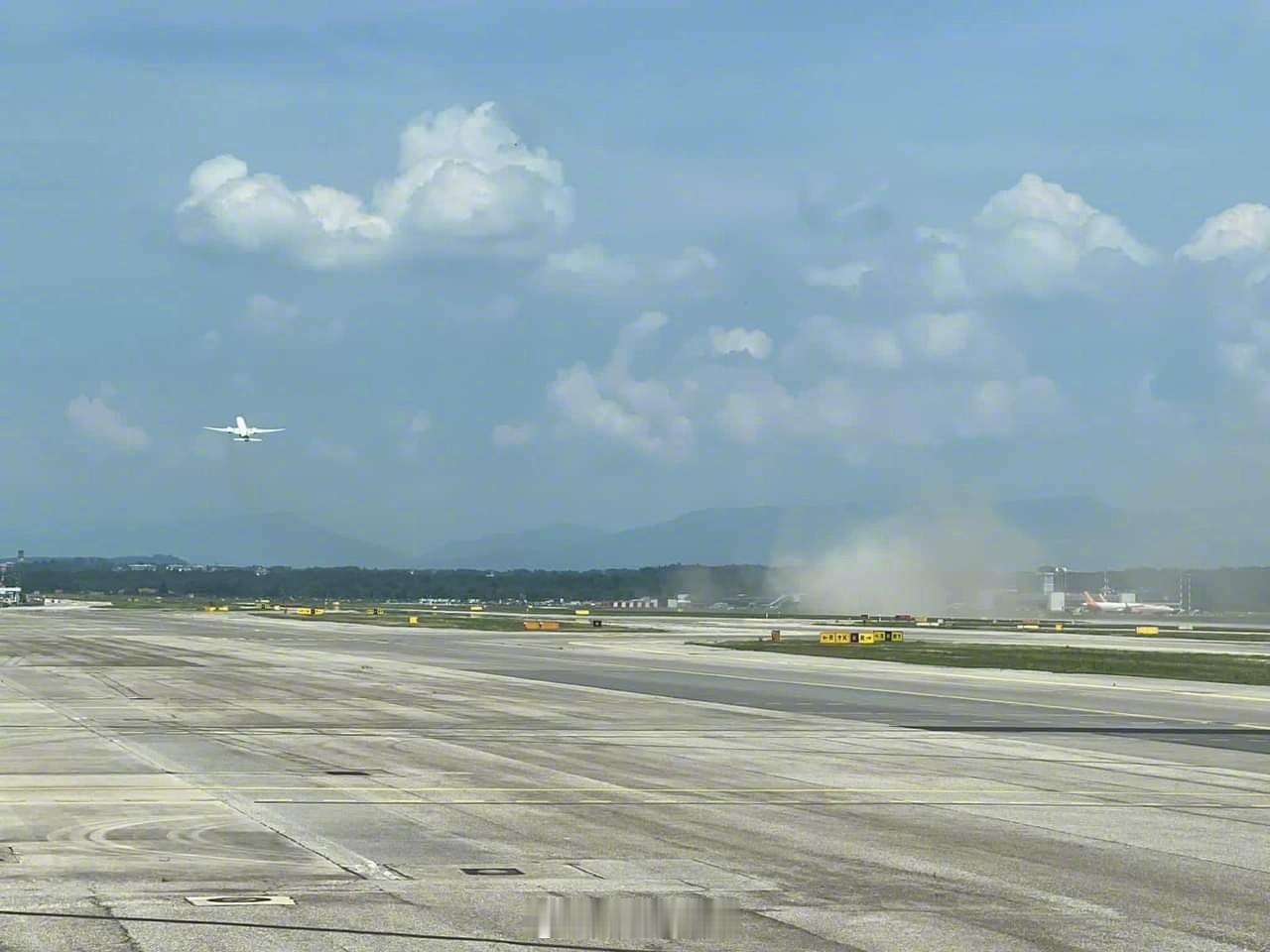 南美航空一架777-300ER（PT-MUG）执行LA8073航班从米兰机场起飞