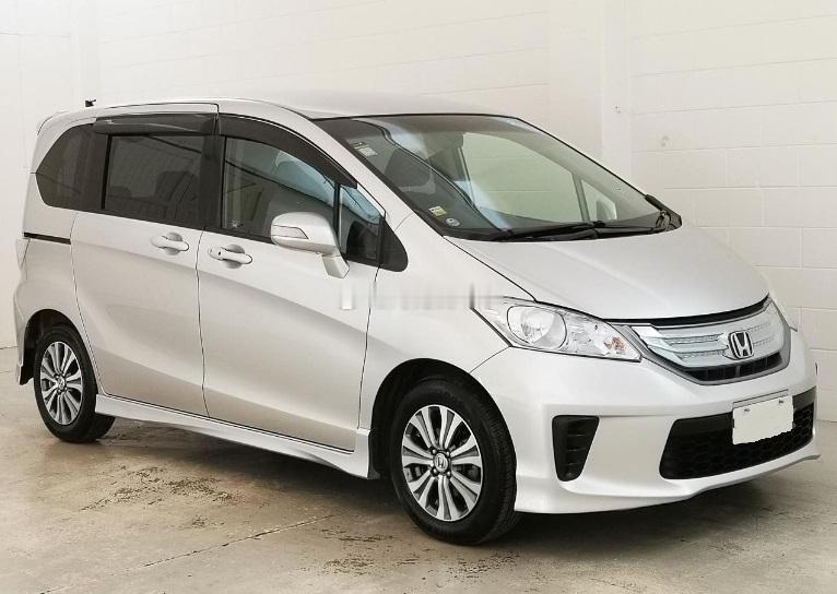 飞度XXXL版~~~原名freed。小车是2013年出厂的，但是后期出口到新西兰