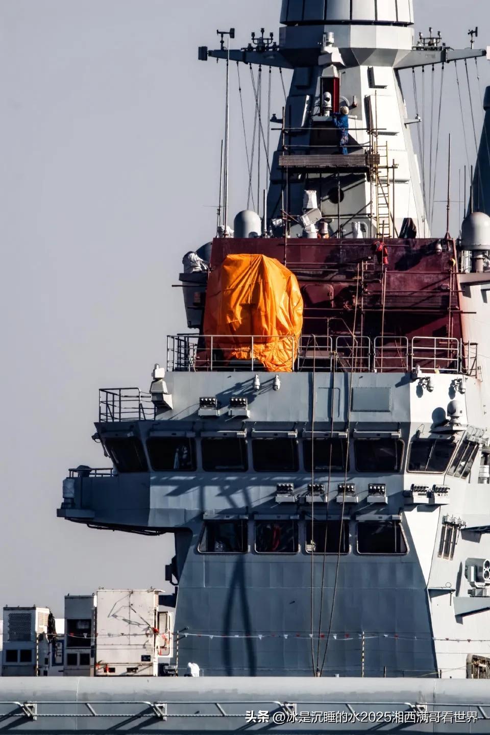 分享一组“四川”号两栖攻击舰新的精彩靓图。钢铁堡垒般的压迫感迎面而来，飞行甲板搭
