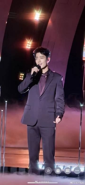 肖战这个造型咋干就这么土啊。。 ​​​