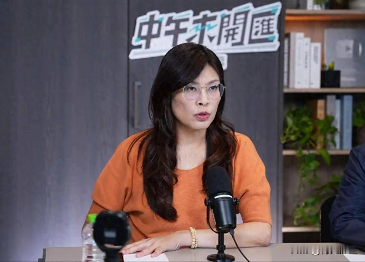 郑丽文担任国民党主席以后，在台湾岛内引发了高度关注。有人批评郑丽文的立场过于深蓝