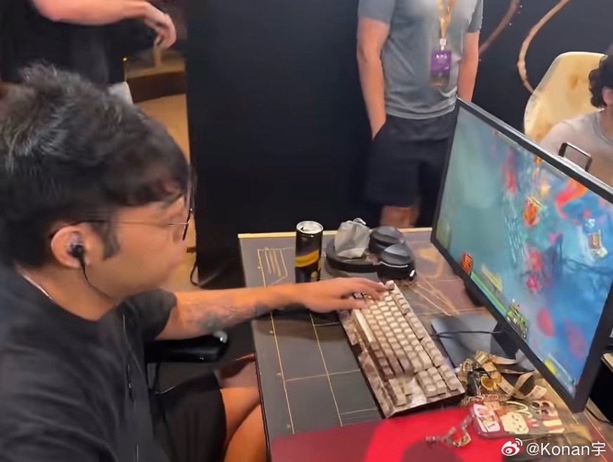 超哥：和你们说个有意思的事，我昨天去试训的时候要去上厕所，然后他们和我说他们都是
