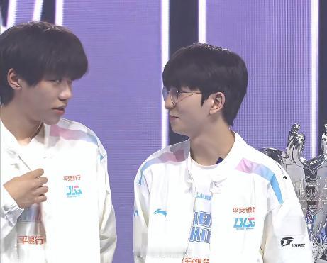 ON:（下路组配合）打的挺好的。（给Elk打分）满分100分
Elk：我觉得从德