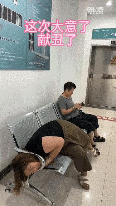 完犊子了，美女太不小心了，自己把自己束缚了！还解套挣脱不了，咋整！
