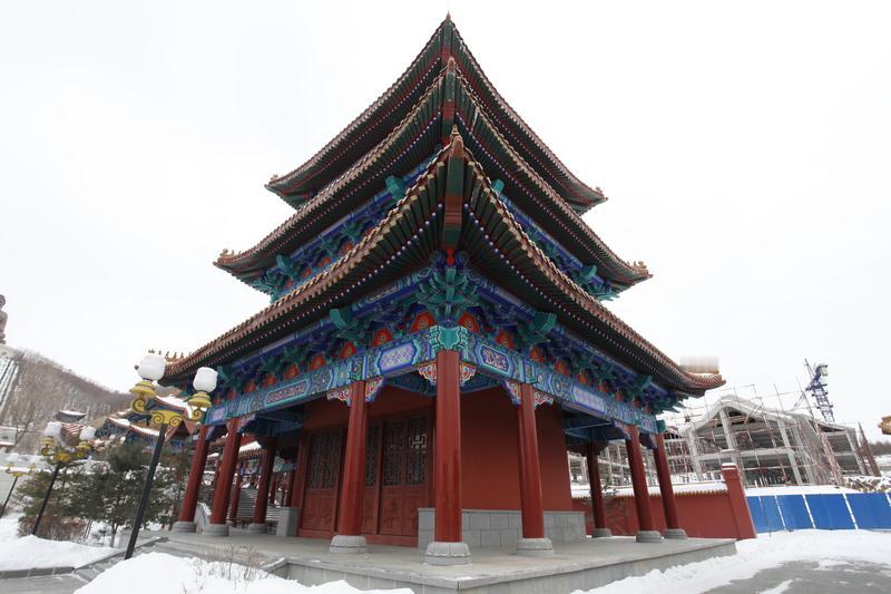 藏头诗，亦称“藏头格”，属于杂体诗的范畴。它存在三种形式，较为常见的是每句的首字