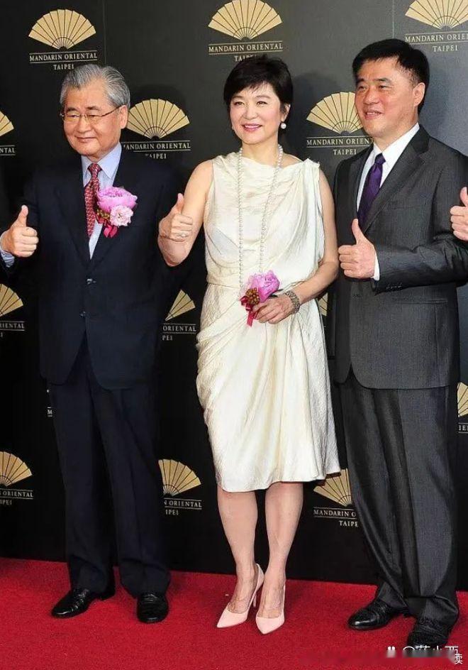 林青霞剪了超短发减龄20岁！穿白色连衣裙超显贵，完全没有大妈味！ 
