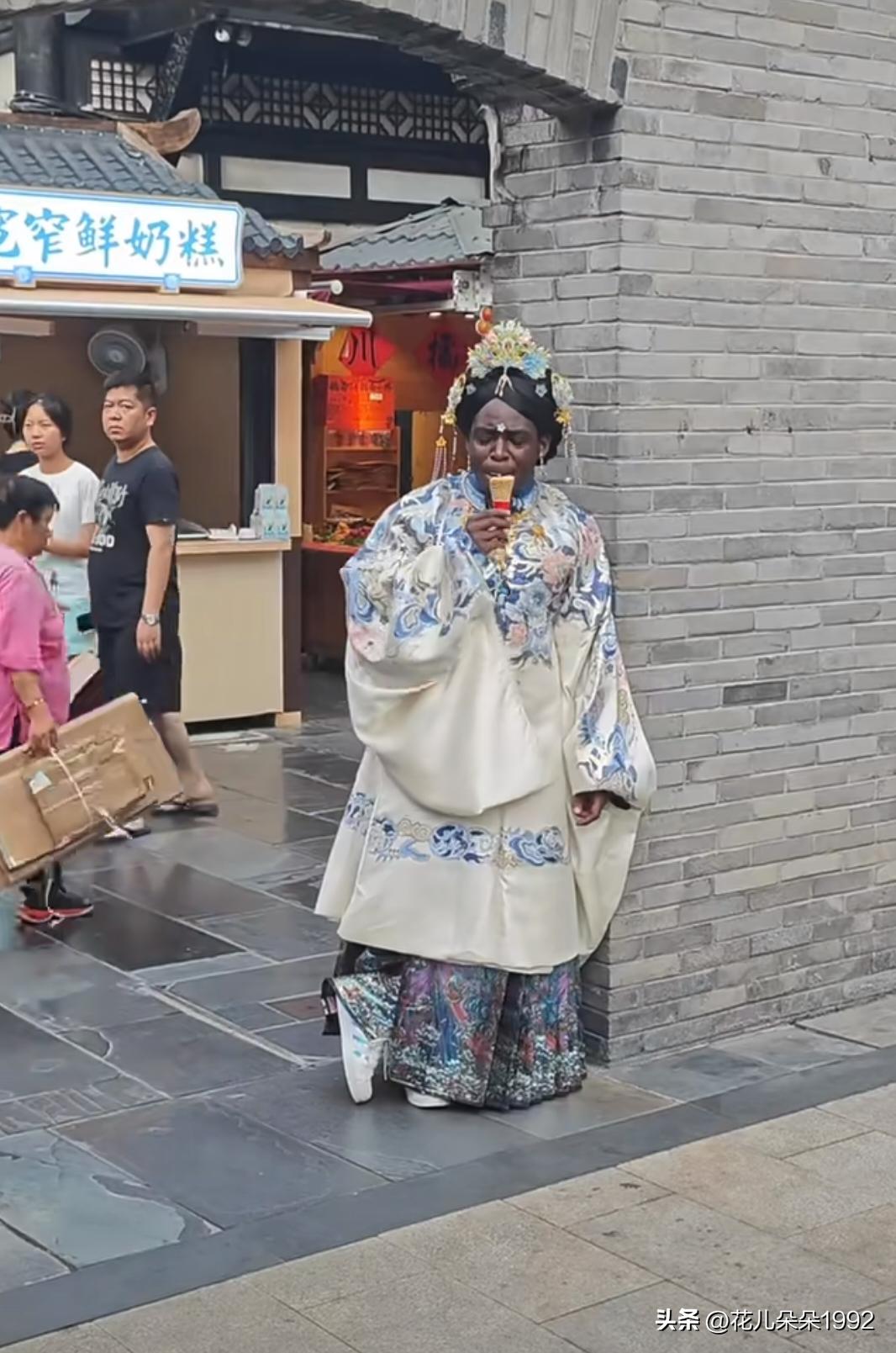我第一眼以为是个男的穿女装，这是什么妃？